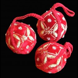 Boule en velours rouge brodé