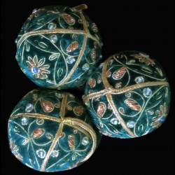 Boule en velours vert brodé