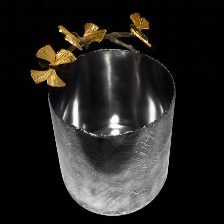 Cache-pot butterflies on twig